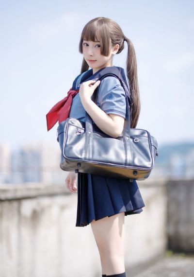 公在客厅里吃我的奶涨奶电影